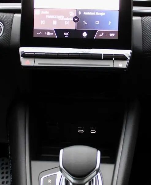 Gros plan sur la console centrale du Renault Captur 2025, avec écran tactile vertical et levier de boîte automatique.