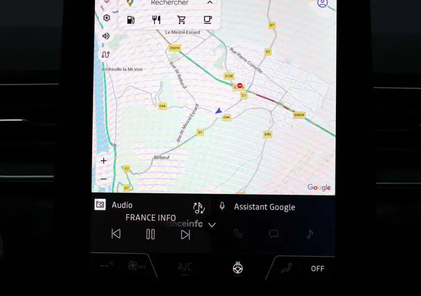 Écran tactile central du Renault Captur 2025 affichant la navigation et les commandes multimédia en intérieur.