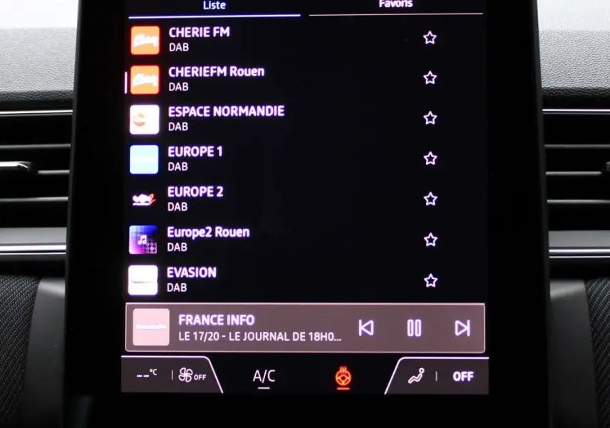 Écran tactile central du tableau de bord du Renault Captur 2025, affichant la liste des radios DAB.