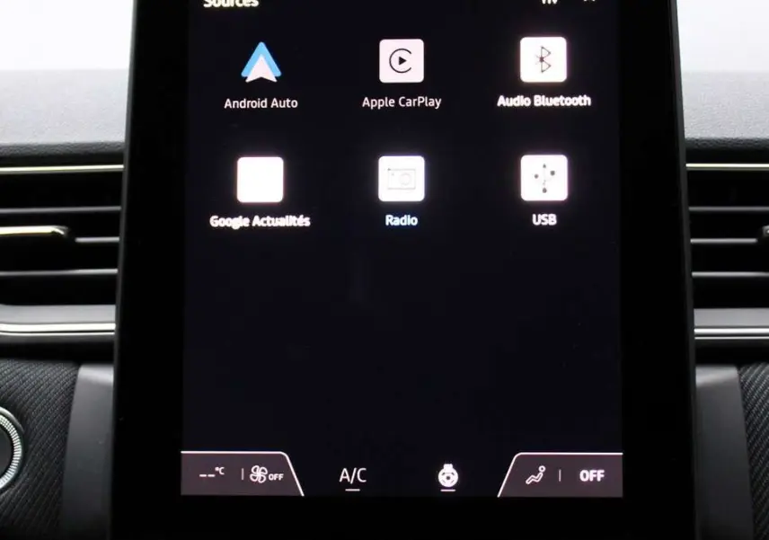 Écran tactile central du Renault Captur 2025 affichant les options multimédia dans un intérieur moderne.