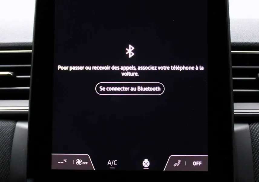 Écran tactile central du tableau de bord du Renault Captur 2025 affichant la connexion Bluetooth.