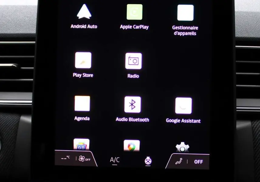 Écran tactile central du tableau de bord du Renault Captur 2025 affichant les applications connectées.