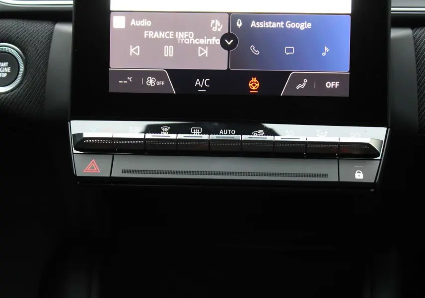 Détail du tableau de bord du Renault Captur 2025 avec écran tactile et commandes climatisation modernes.