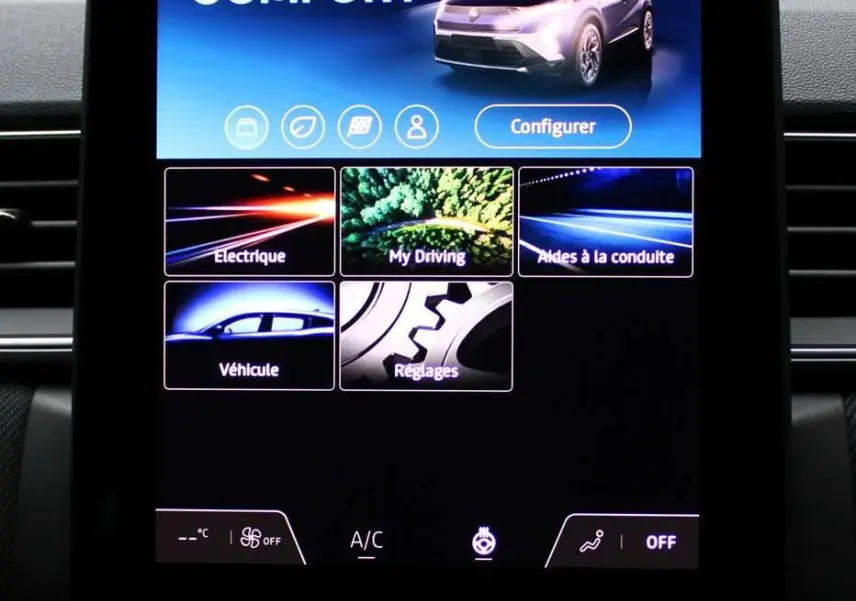 Écran tactile central du tableau de bord du Renault Captur 2025 affichant le mode confort et les options de conduite.