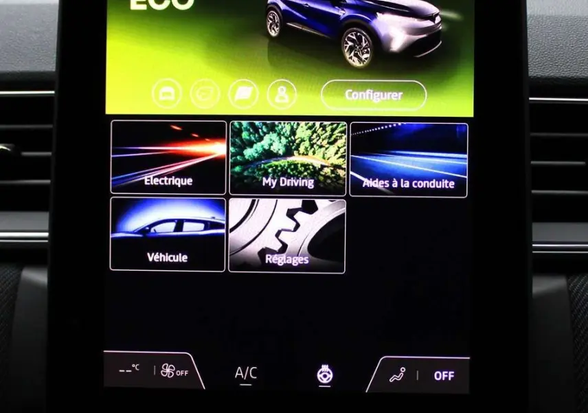 Écran tactile central affichant le mode Eco avec une illustration du Renault Captur bleu iron metal en vue latérale.