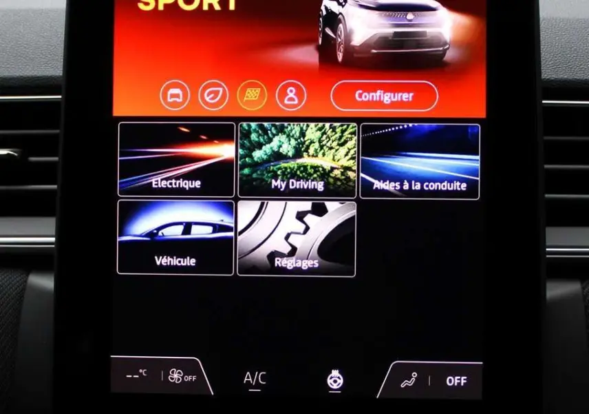 Écran tactile central du Renault Captur 2025 affichant le mode Multi-Sense Sport avec options de conduite et réglages.