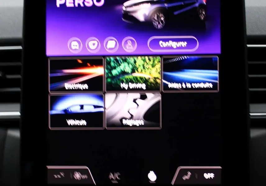 Écran tactile central du Renault Captur 2025 affichant le mode de conduite personnalisable Multi-Sense Perso.