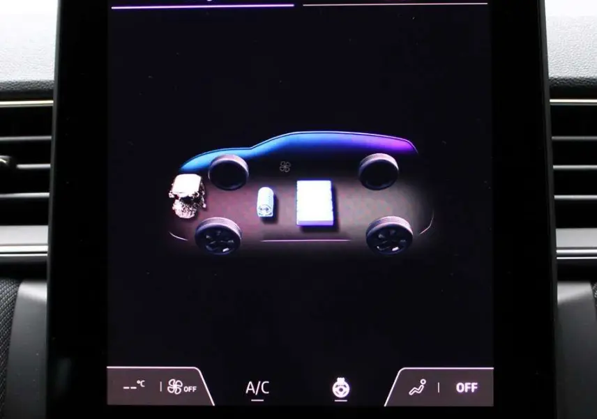 Écran tactile du tableau de bord du Renault Captur 2025 montrant l'interface énergie du véhicule hybride.