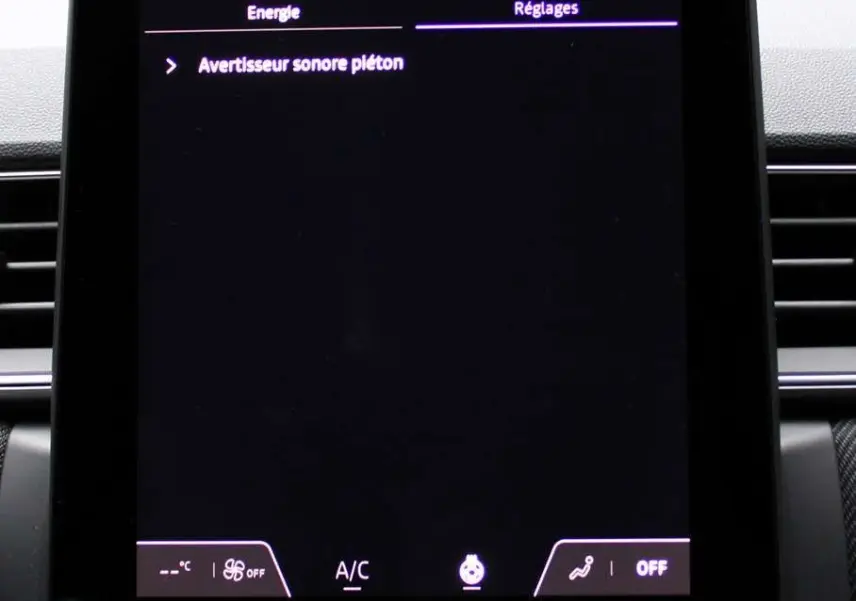 Écran tactile central du tableau de bord du Renault Captur 2025 affichant les réglages du véhicule électrique.