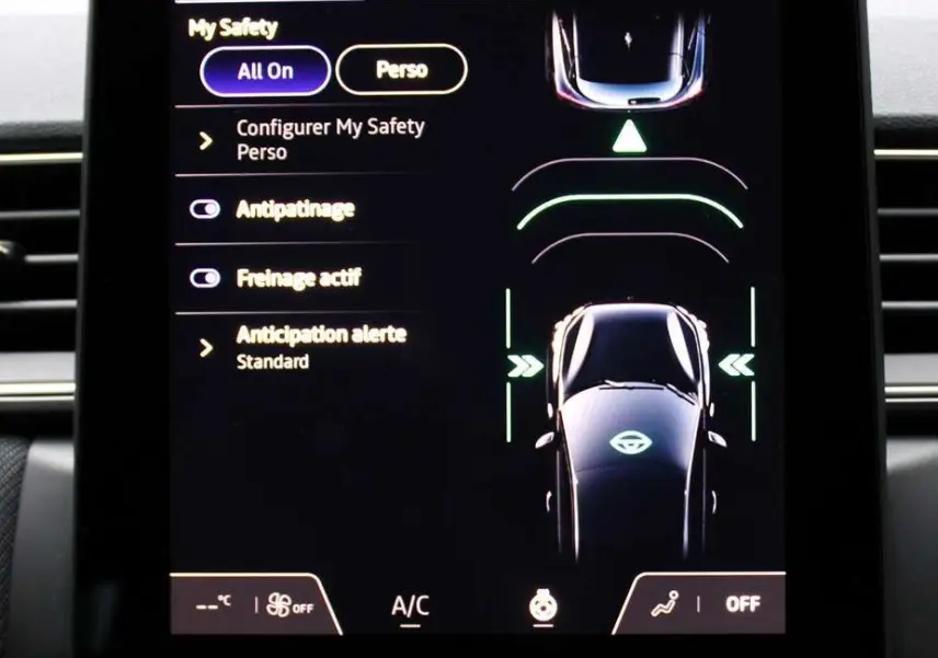 Écran tactile central affichant les aides à la conduite du Renault Captur 2025, interface moderne et épurée.