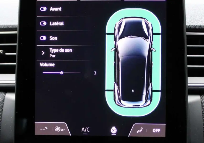 Écran tactile intérieur du Renault Captur 2025 affichant les aides à la conduite et le contrôle du parking.