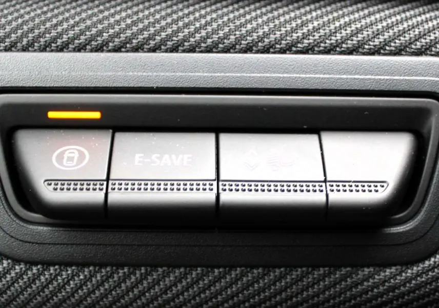 Gros plan sur les boutons de commande du mode E-SAVE dans l'habitacle du Renault Captur hybride 2025.
