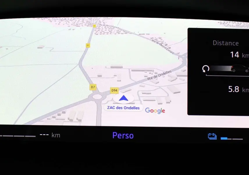 Affichage numérique du tableau de bord du Renault Captur 2025 montrant la navigation GPS et l'autonomie restante.