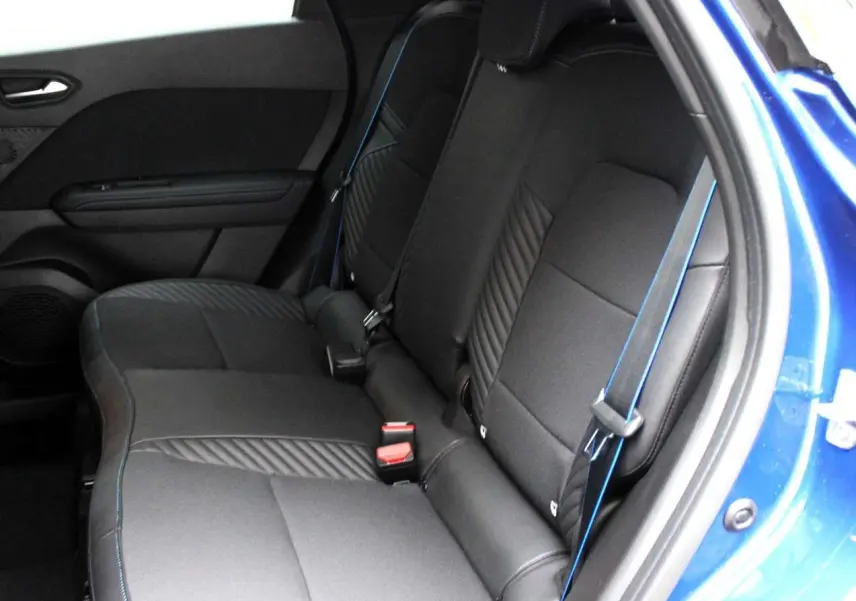 Vue intérieure côté droit des sièges arrière noirs avec surpiqûres bleues du Renault Captur 2025 bleu iron metal toit gris.