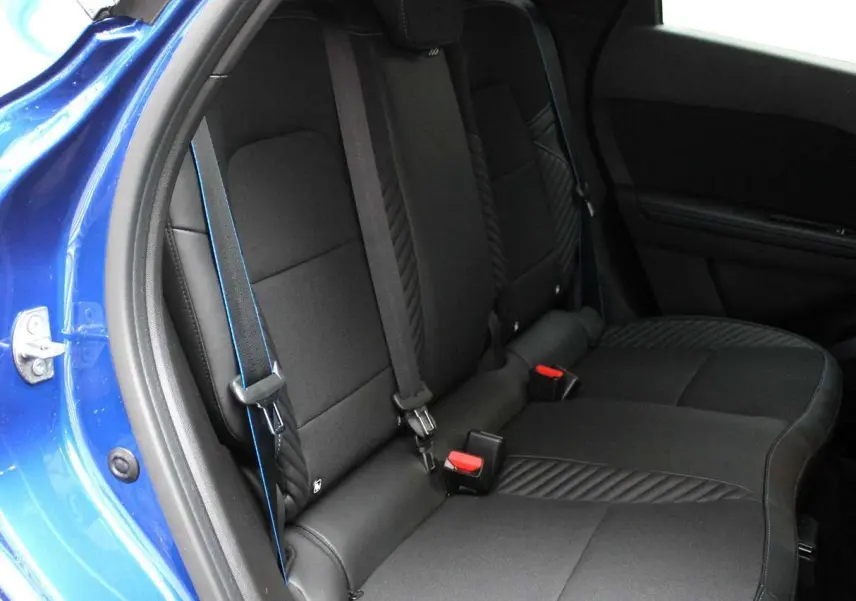 Vue intérieure côté gauche des sièges arrière noirs avec surpiqûres bleues du Renault Captur 2025 bleu iron metal.