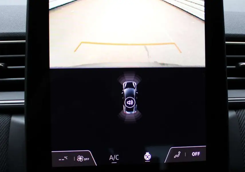 Écran central du Renault Captur 2025 montrant la caméra de recul avec vue arrière et commandes climatisation en bas.