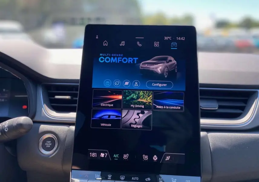 Écran tactile central du Renault Captur 2025 affichant le mode Multi-Sense Comfort dans l'habitacle.