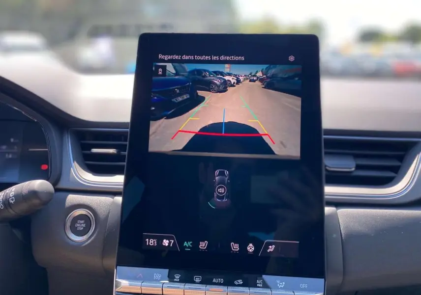 Écran central affichant la caméra de recul du Renault Captur 2025, intérieur moderne avec commandes tactiles.