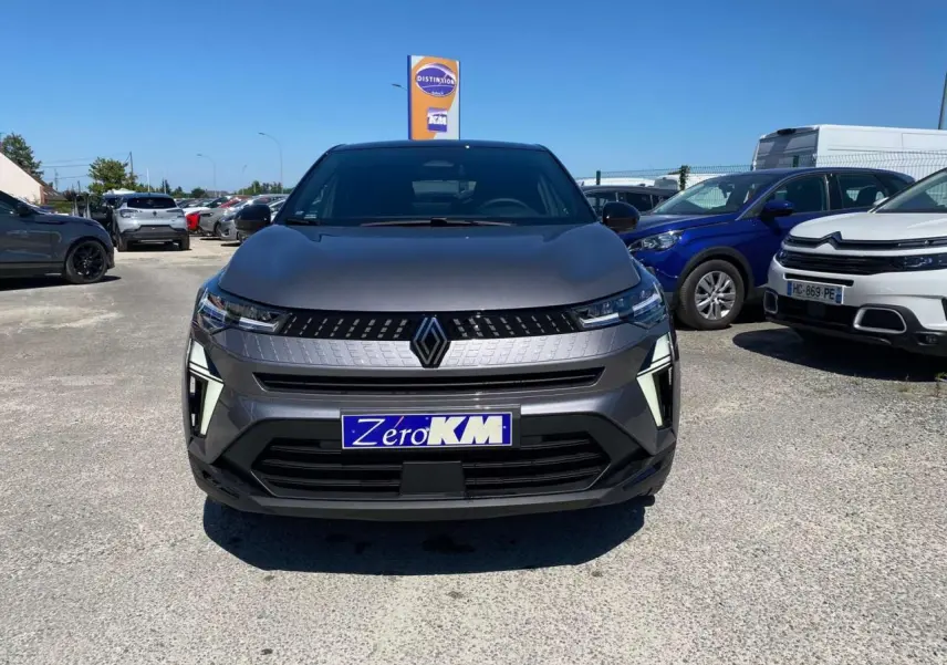 Vue frontale d'un Renault Captur 2025 gris Cassiopée avec toit noir, affichant sa calandre et phares LED distinctifs.