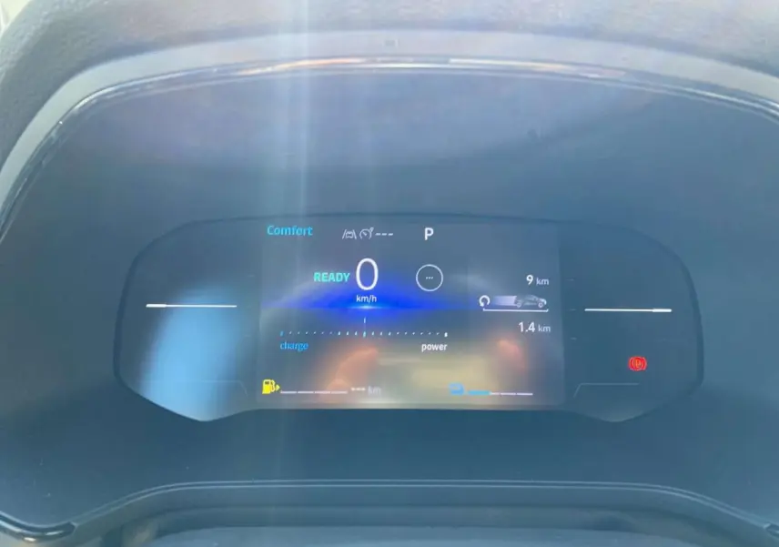 Tableau de bord numérique du Renault Captur 1.6 E-Tech Hybride 2025 affichant la vitesse à zéro en mode confort.