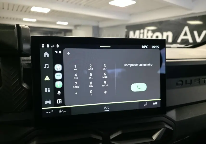 Écran tactile central du tableau de bord du Dacia Duster 2025, affichant le clavier pour composer un numéro.