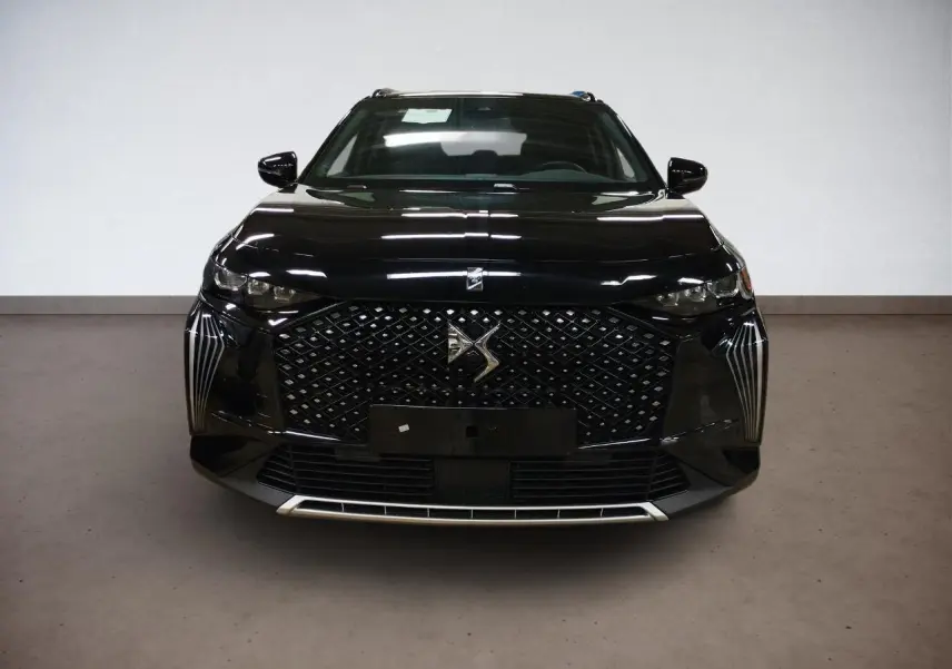 Vue frontale d'un DS7 noir Perla avec calandre distinctive DS Pixel LED et badge DS Etoile sur le capot.