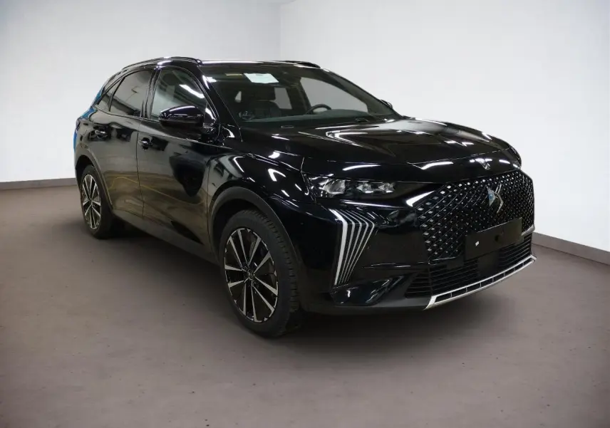 DS7 noir Perla en 3/4 avant droit, avec calandre distinctive DS Pixel LED et jantes alliage 19 pouces Edinburgh.