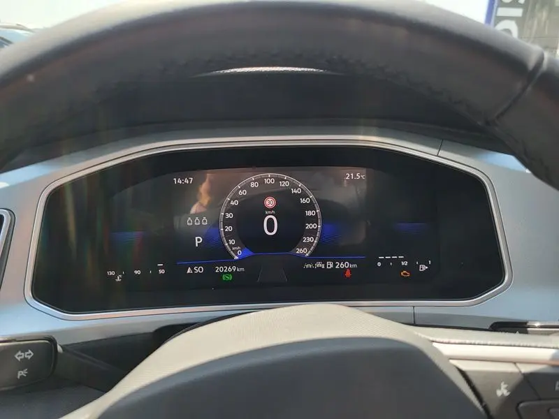 Vue depuis le siège conducteur du tableau de bord numérique du Volkswagen T-Roc gris Indium, affichage vitesse et informations.