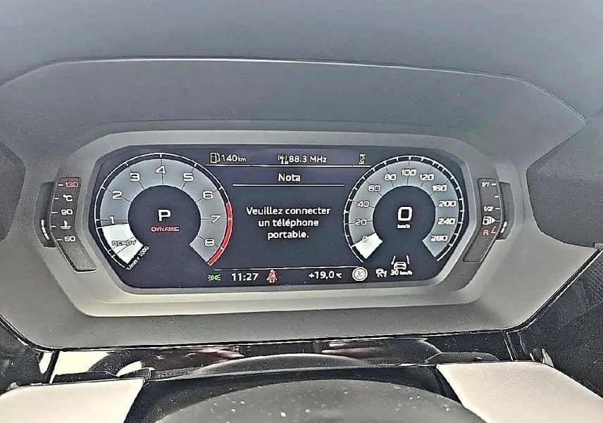 Tableau de bord numérique de l'Audi A3 Sportback 2026 affichant compte-tours et vitesse, ambiance moderne et épurée.