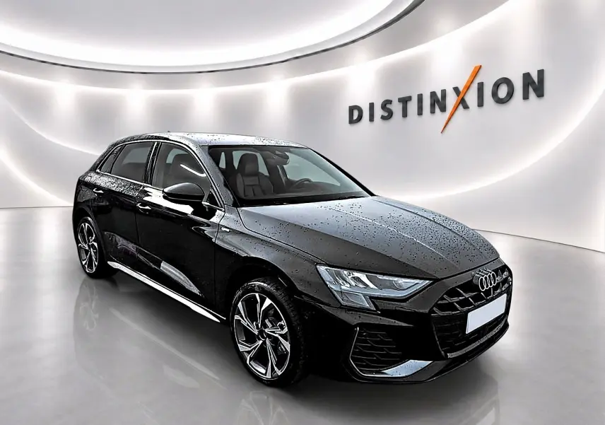 Audi A3 Sportback noir mythos vue 3/4 avant droit avec jantes alu et phares LED dans un showroom lumineux