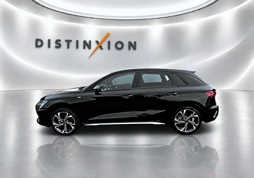 Audi A3 Sportback noir mythos vue de profil côté gauche, avec jantes alu 18 pouces et becquet arrière.