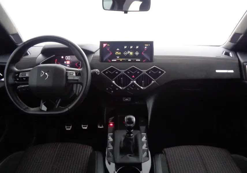 Vue intérieure avant du DS3 Crossback 2021 avec tableau de bord noir et volant multifonction en cuir.
