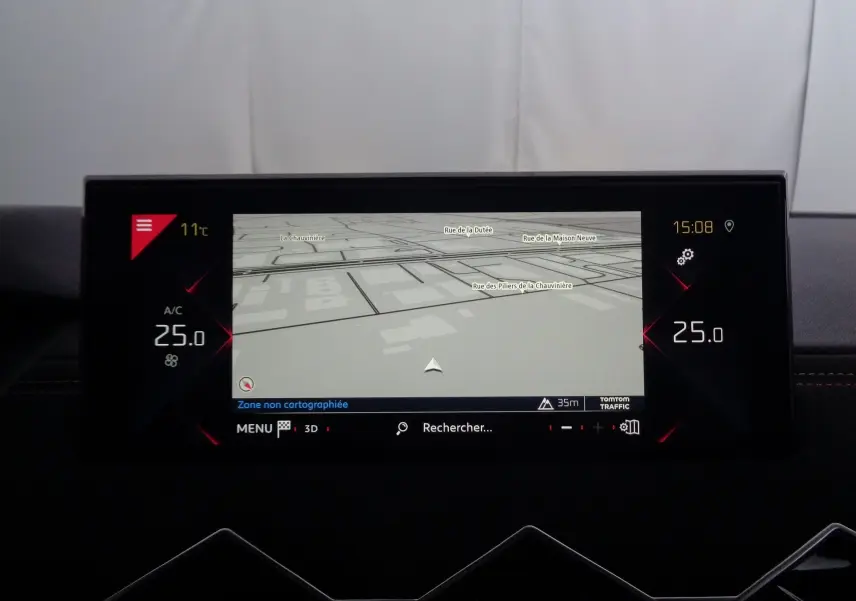 Écran tactile central du DS3 Crossback gris platinium, affichant la navigation avec température à 25°C et heure 15:08.