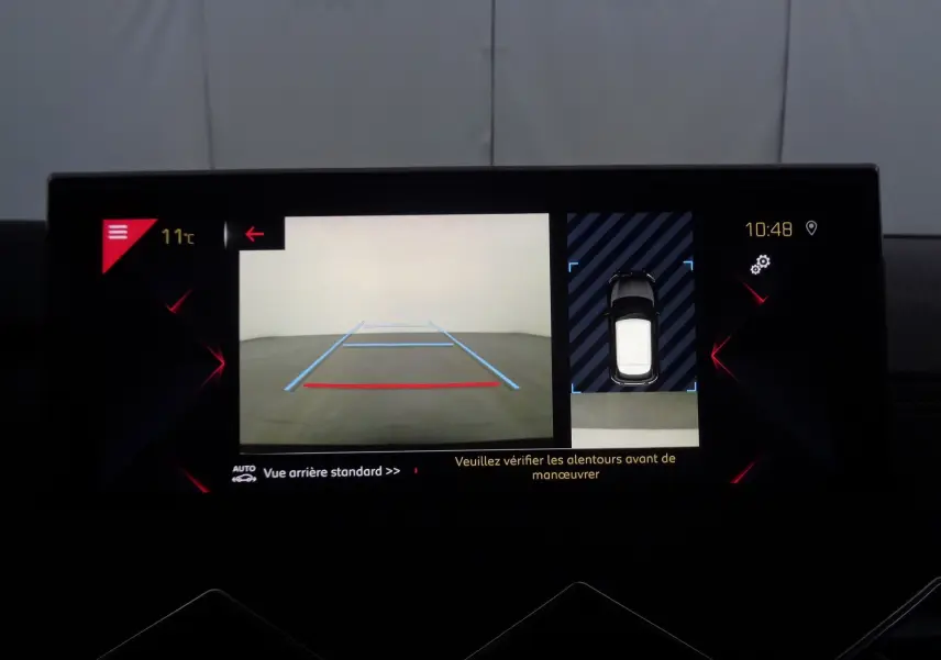 Écran multimédia du DS3 Crossback montrant la caméra de recul avec lignes de guidage et vue aérienne du véhicule.