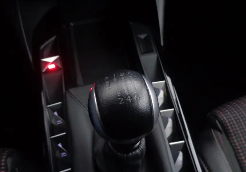 Le levier de vitesses manuel noir de la DS3 Crossback gris platinium, vu en gros plan depuis l'intérieur.