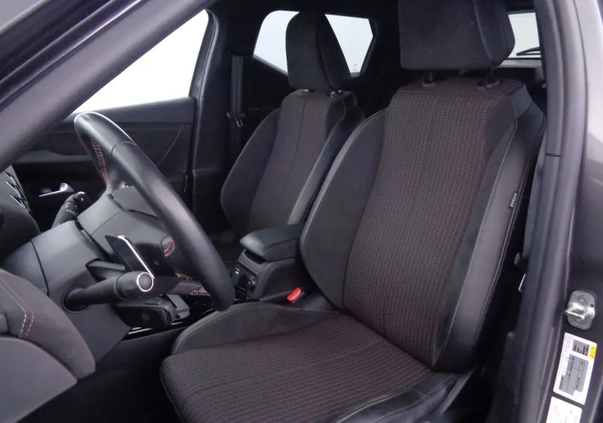 Vue intérieure côté conducteur du DS3 Crossback 1.5 BlueHDi 110, sièges tissu noir avec surpiqûres rouges.