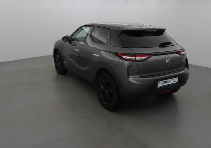 DS3 Crossback gris platinium métal vu en 3/4 arrière droit, avec feux arrière LED et jantes noires.