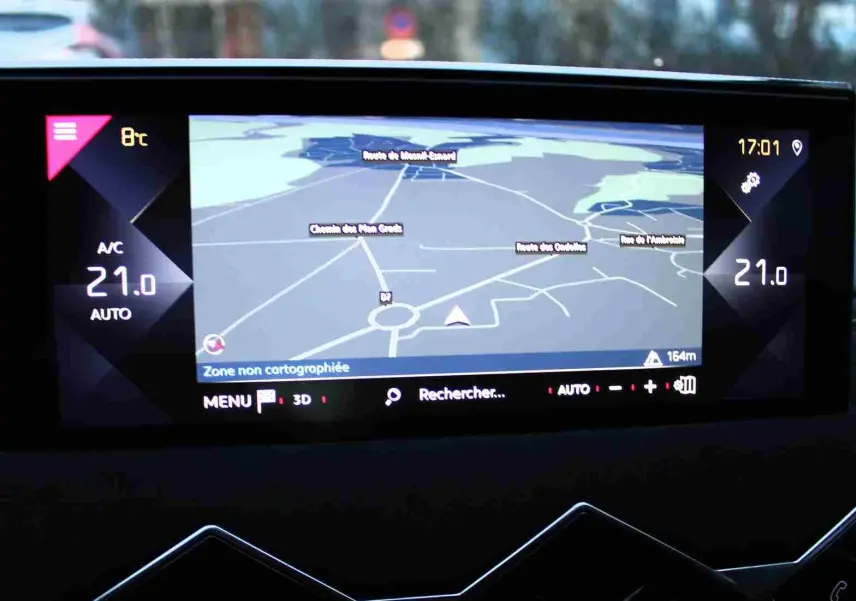 Écran central tactile du système de navigation du DS3 Crossback 2021 affichant une carte et la température intérieure à 21°C.