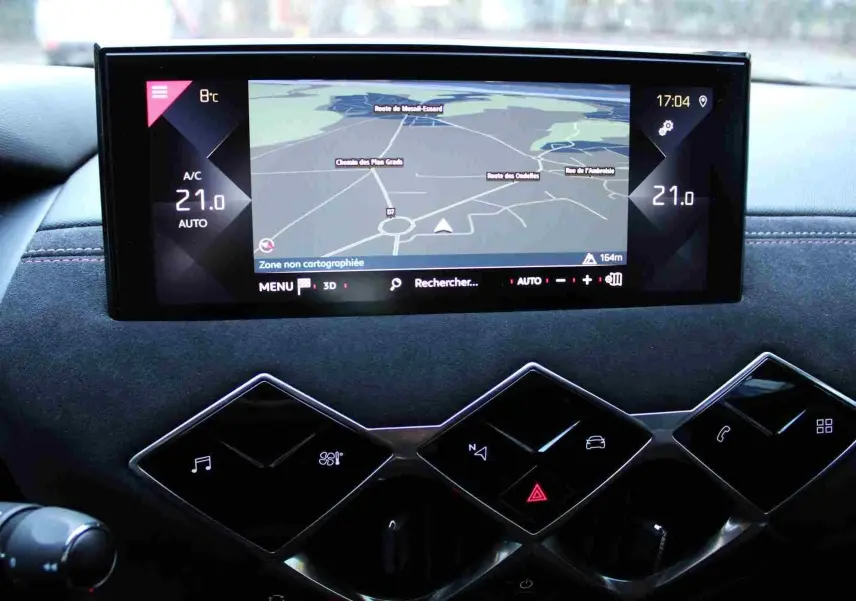 Écran tactile central affichant la navigation dans l’habitacle du DS3 Crossback gris platinium, vue de face rapprochée.