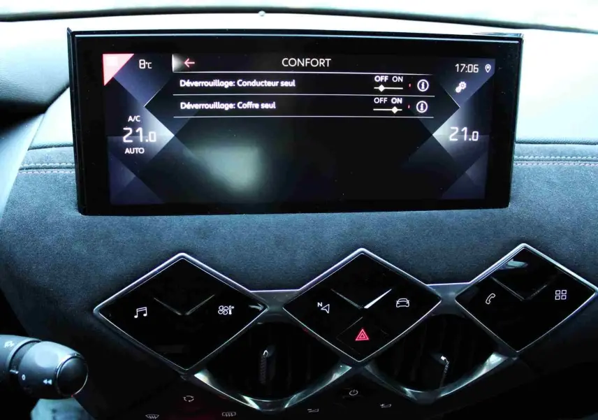 Écran tactile central et commandes en losange du tableau de bord du DS3 Crossback gris platinium, intérieur noir.