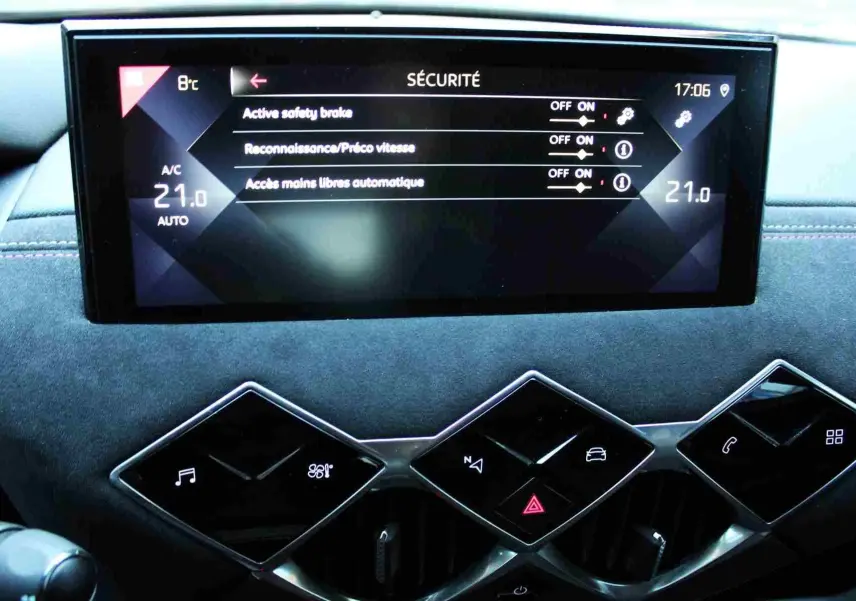 Écran central tactile de la DS3 Crossback 2021 gris platinium, affichant les réglages de sécurité.