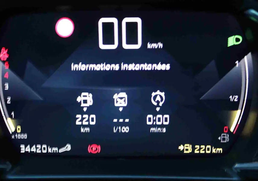 Tableau de bord numérique du DS3 Crossback 2021 affichant la vitesse à 0 km/h et autonomie de 220 km.