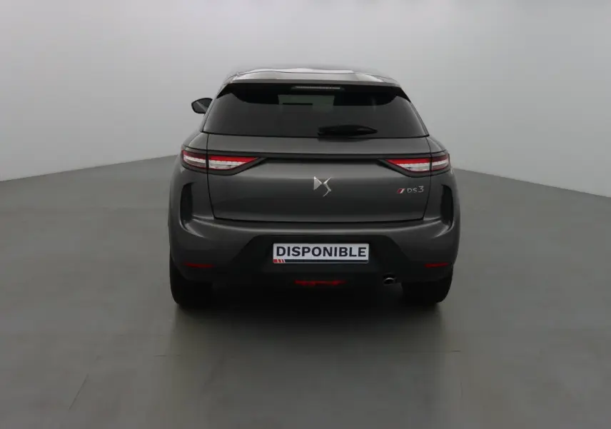 Vue arrière d'un DS3 Crossback gris platinium métallisé avec feux LED et vitre arrière teintée.