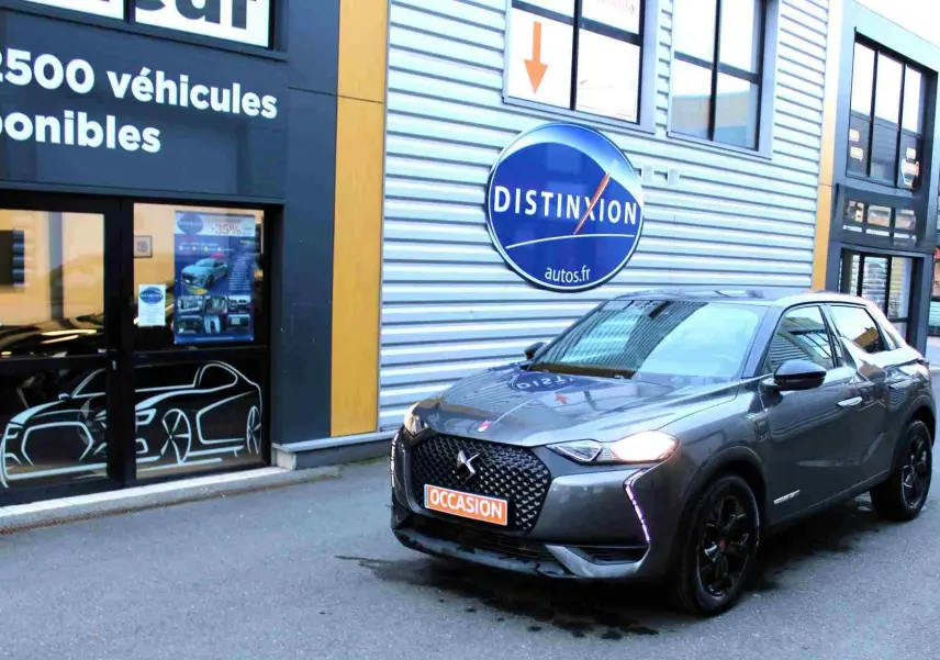 DS3 Crossback gris platinium métal en 3/4 avant droit, avec calandre noire et feux LED allumés.