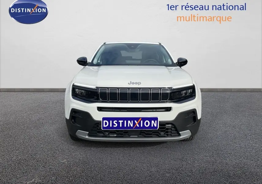 Vue frontale d'un Jeep Avenger blanc neige 2024 avec calandre noire et détails contrastés sur pare-chocs.