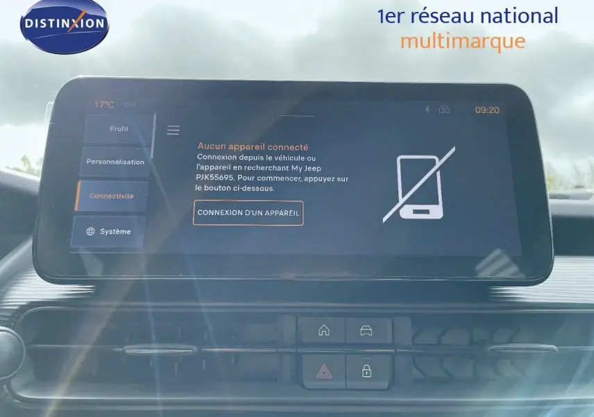 Écran tactile central du Jeep Avenger 2024 affichant le menu connectivité, intérieur moderne et épuré.