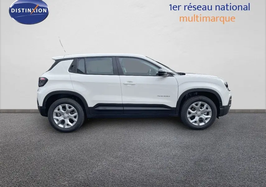 Profil côté gauche d'un Jeep Avenger blanc neige 2024, mettant en valeur ses lignes compactes et ses jantes argentées.