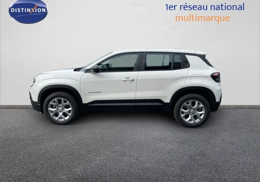 Profil côté gauche d'un Jeep Avenger blanc neige 2024 avec jantes alliage et détails noirs contrastants.