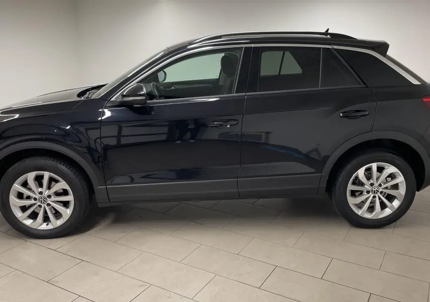 Profil côté gauche du Volkswagen T-Roc 1.5 TSI 150 DSG7 noir intense nacré avec jantes alliage 17'' Johannesburg.
