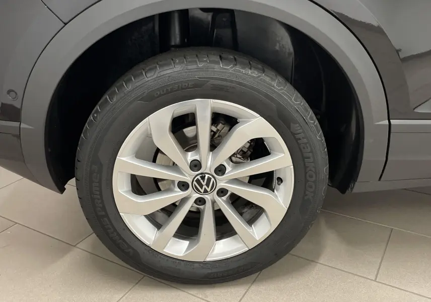 Gros plan sur la jante alliage 17'' Johannesburg et pneu Hankook du Volkswagen T-Roc noir intense nacré côté arrière droit.